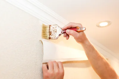 Pose de papier peint à Balogna — revêtements muraux et toiles de verre